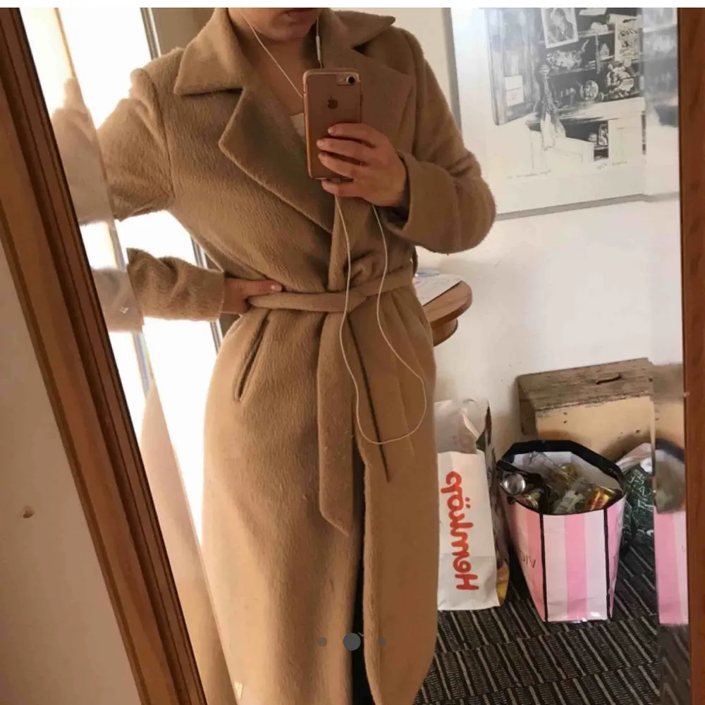 Kamelfärgad kappa från missguided. Storlek UK 10/ EUR M Pris Ej inklusive frakt Vid snabb affär kan priset diskuteras! . Jackor.