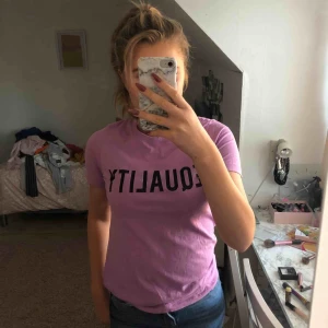  - En nästan oanvänd t-shirt från gina tricot