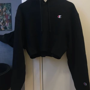  - Cropped Champion Reverse Weave Logo Patch Hoodie Sweatshirt.  Strl S Ord pris: 699  Finns i Sundbyberg. Kan skickas, köparen betalar frakt  Tröjan är inte klippt själv utan den säljs så på urban outfitters. Finns ej i Sverige.
