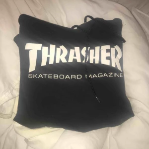  - Hoodie från thrasher  köpt på Hollywood i Sthlm. Inga defekter knappt använd.  Nypris 900