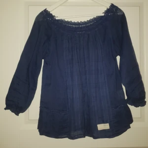 - Odd Molly tunika i färgen marinblå. Använd 2 gånger så i nyskick. Betalning via swish/möts upp i Örebro annars  frakt 20kr 