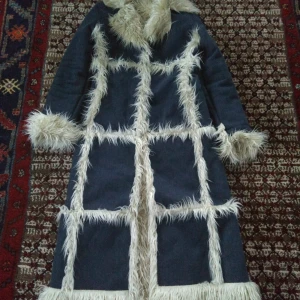  - Magisk afghanjacka från tidigt 2000. Jeanstyg varvat med vit fluff! Helt oanvänd och köpt i England. UK size 10 står det i lappen. Säljes pga för liten för mig! Vintage från märket hooch!   Köparen står för frakt (ca 100kr) men kan mötas upp i GBG!  