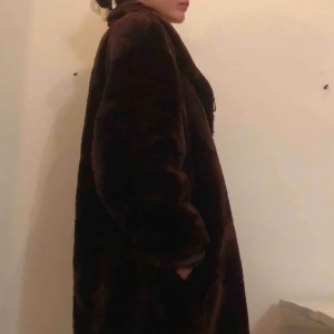  - Varm jacka i fuskpäls, köpt vintage i Paris. Är i fint skick förutom att innertyget av jackan släppt lite vid nacken - vilket är enkelt att sy ihop igen om man är händig! Kan mötas upp i centrala Sthlm eller skickas via post, köparen står då för frakt! 📫