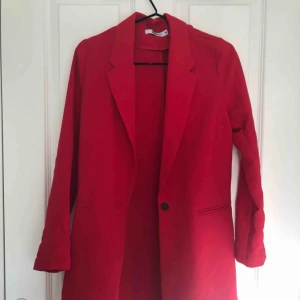  - Röd vårkappa från Gina Tricot. Använd en gång. 200kr inklusive frakt, nypris 499kr. 