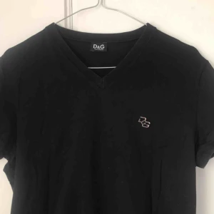  - Sååå fin Dolce & Gabbana tischa! Superfint skick. Passar XS-M. Frakt tillkommer om den ska skickas 🕊