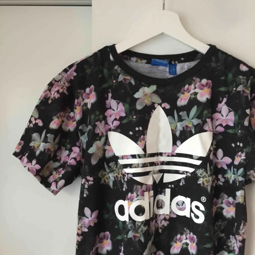 Adidas tröja med blom-mönster.  Frakt kostar 55kr, annars möts jag upp i centrala Stockholm✨. T-shirts.