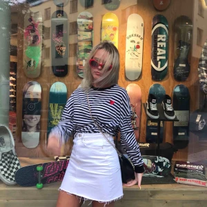  - Randig tröja från Hm med hjärt detalj på vänster bröst! Tröjan är storlek M/L men sitter jätte fint på mig som är storlek XS/S! Säljer eftersom jag inte använder den längre 👯‍♀️