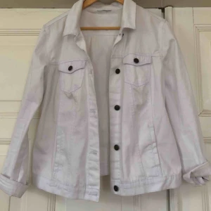  - Vit jacka superfint skick- inga fläckar, ska dock strykas! 