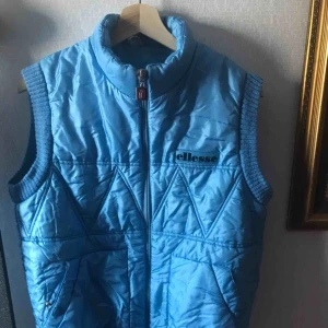  - Jätteskön och varm väst från Ellesse Frakt kostar 59kr