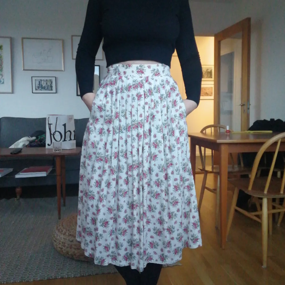 Jättefin blommig kjol från secondhand. Perfekt skick!  Kan mötas upp i Stockholm eller skicka mot frakt på 45kr :). Kjolar.