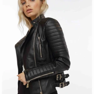  - Skinnjacka köpt för 700kr säljes pga brist på användning, knappt rörd och helt i nyskick utan några skador 