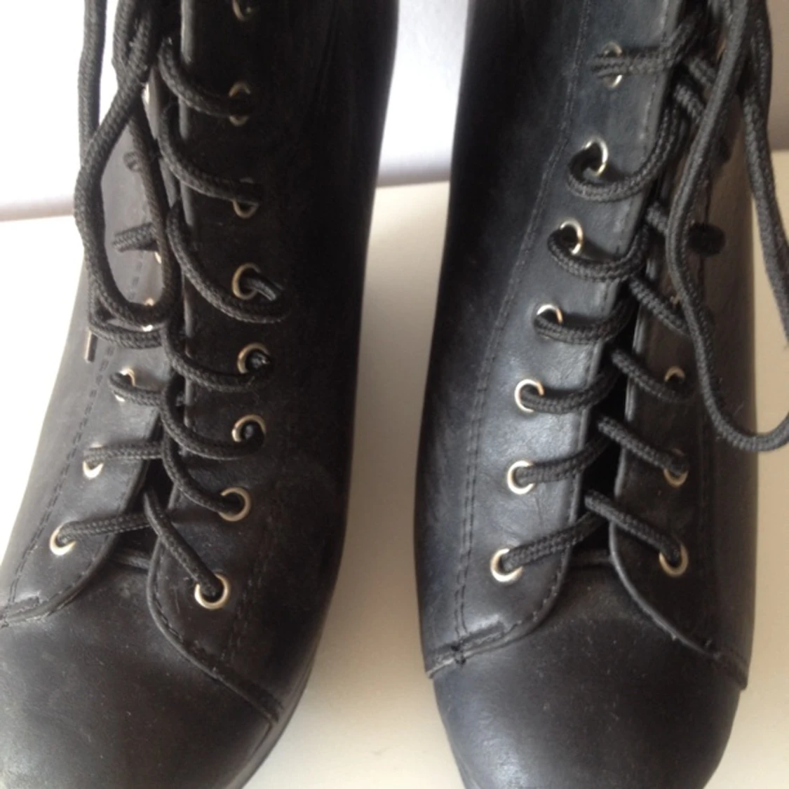 Svarta kilklacksskor  Från: Nelly.se Klackhöjd: ca 12 cm  - 1397914434