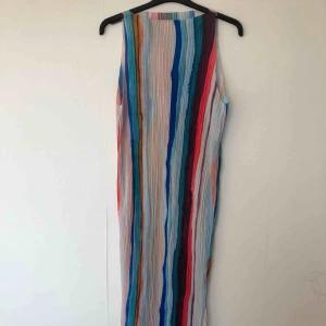  - Jättefin klänning med halv slits på sidorna från HM✨ Har tyvärr bara hängt i garderoben så är helt oanvänd✨ 