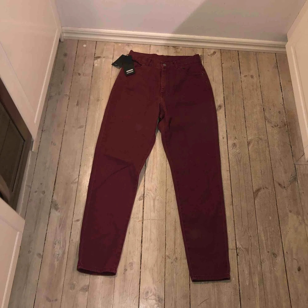 Mörkröda/lila mom jeans från Dr Denim i storlek 29/32. Aldrig använda och köptes i somras. Super sköna på! . Jeans & Byxor.