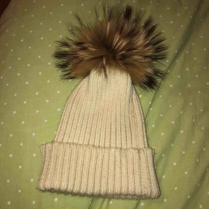  - Mössa med avtagbar pälsboll (äkta päls) köpt från Johnells 💕