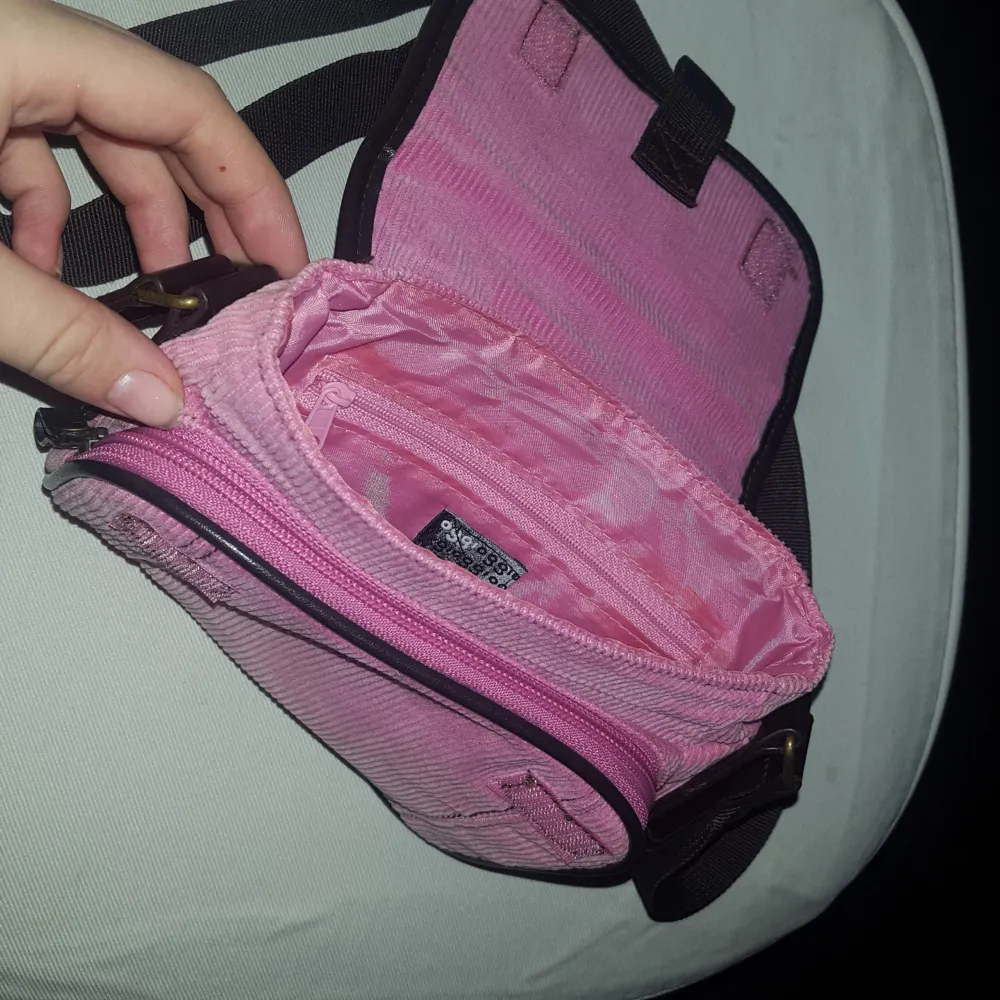 En rosa liten väska! Frakten ingår. Väskor.