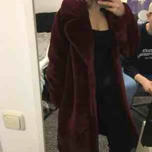  - Snygg burgundy färgad kappa. Köptes för 800 kr och är helt oanvänd, därav priset. En extra knapp följer med samt att prislappen sitter kvar. Frakten tillkommer och köparen står för frakt. Vid intresse av frågor eller fler bilder, hör av er! 💓😉