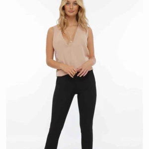  - Söt blus från Chiquelle. Fint skick. Frakt 18 kr eller hämtas i Gbg. Säljer även samma i vitt. Kolla min sida 