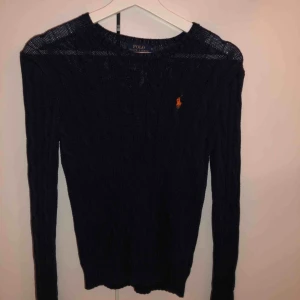  - Ralph lauren kabelstickad långärmad köpt för 1250kr  Orange märke annars marinblå
