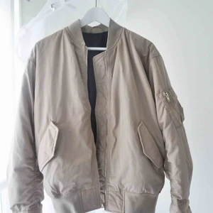  - Filippa K bomberjacka ”Bentley”. Jättefint skick! Storlek L men passar M och S om man vill ha lite oversize. Originalpris 2500kr - kom med bud! 