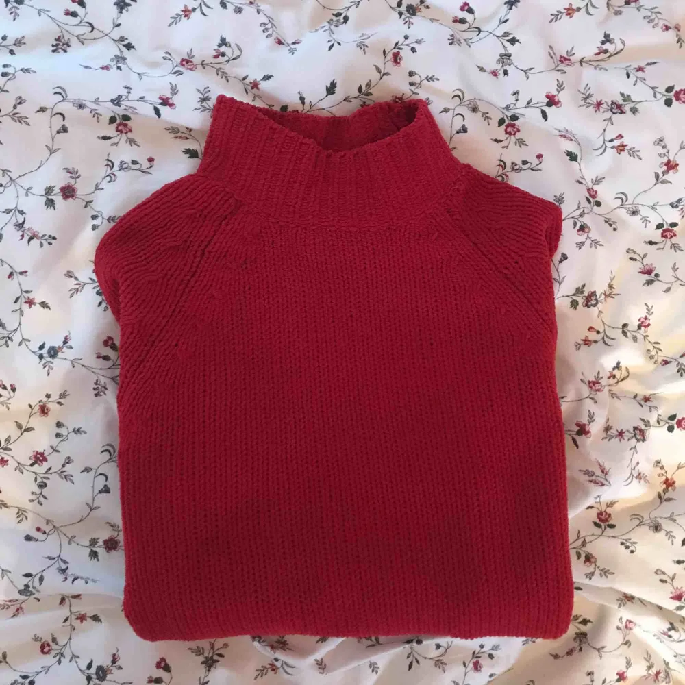 Röd stickad tröja med ståkrage. Jättemjuk och skön, knappt använd. Köparen står för frakt (30kr). Stickat.