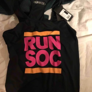  - Soc träningslinne! Aldrig använt, Prislapp kvar! Fått som present men aldrig kommit till användning 