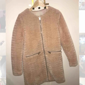  - Den är gjord för en rakare kropp men funkar strl36 till 38.  Jättesnygg verkligen älskar den, men man måste separeras med allt i livet. Vårjacka som klarar vinden. Inget slitage.  Jag kan mötas i stockholm elr frakta för 39+priset