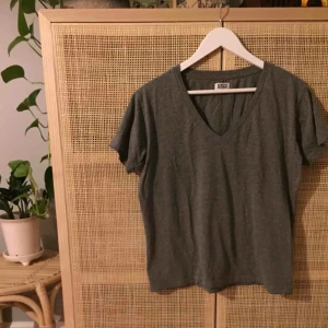  - V-ringad tisha från weekday. Något ytluddig. 