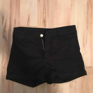  - Shorts med medelhög midja