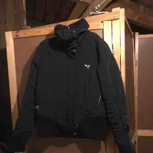  - Jacka märke puma St M , men stor storlek  hämta i Gbg eller skickar pris ink frakten