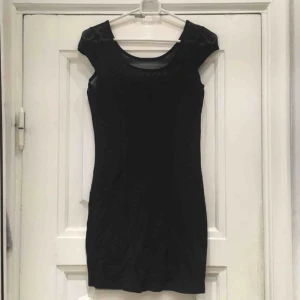  - Svart tajt klänning i storlek S från H&M!  ⚠️OBS! HÄMTAS i Hornstull alternativt skickas mot att köparen betalar fraktavgift. Möts endast upp om köparen köper för 100kr eller mer!⚠️