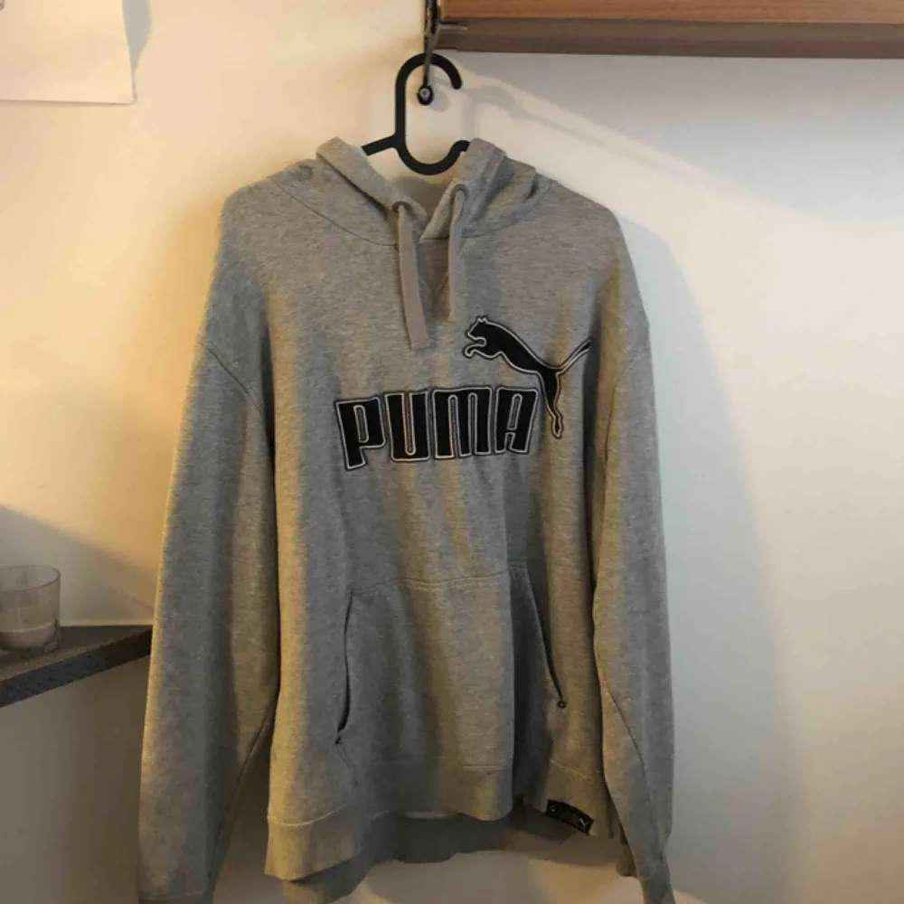 Grå Puma hoodie, stl.XL men passar mer som en M enligt mig  Finns i gbg, kan även skickas (frakt:69kr) . Hoodies.