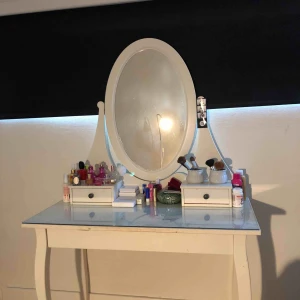  - Sminkbord från Ikea. Lite skönhetsfläckar men annars jättefint. Hämtas upp i Göteborg, Askim. 