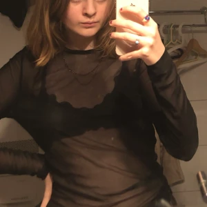  - supersnygg genomskinlig svart mesh-tröja som är jättefin att ha t.ex bralettes eller linnen under! knappt använd och köparen står för frakten (18 kr) :-)