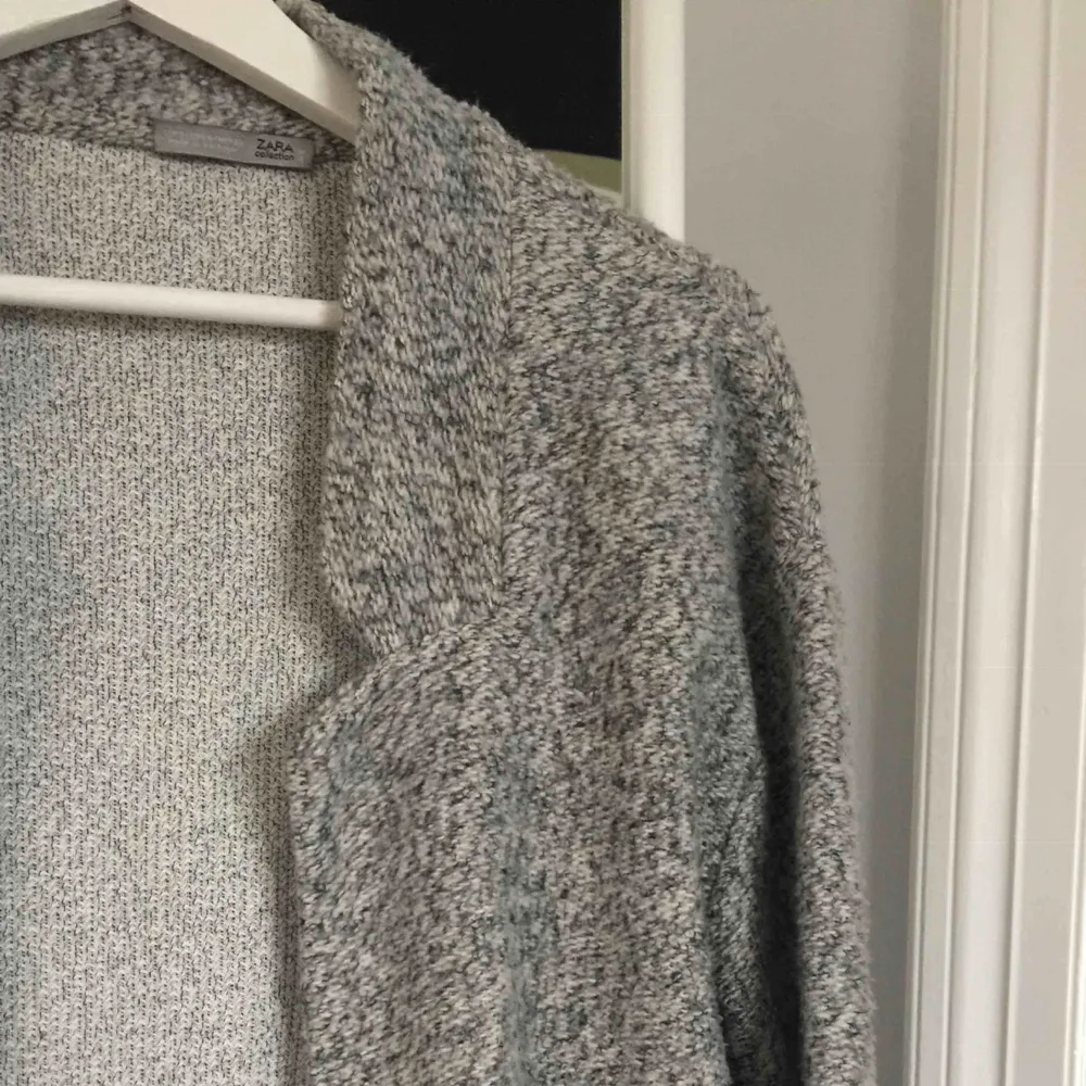 En grå tunn kappa från Zara! I fint skick, ordinarie pris 300kr, säljer för 150 inkl frakt ☺️. Jackor.