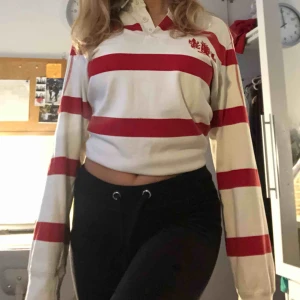  - Supernajs långärmad tröja med krage, snygg att stoppa in i ett par jeans eller vika upp, pris kan diskuteras