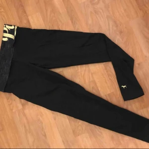  - Snygga leggings från Pink by Victoria’s Secret. Trycket är guld med kristaller på, vet ej hur färgåtergivningen är på bilden. Superfint skick, använda en gång.  Kontant/Swish Avhämtning/möte. Skickar ej