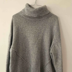  - Stickad tröja med mysig polokrage. Oversize!