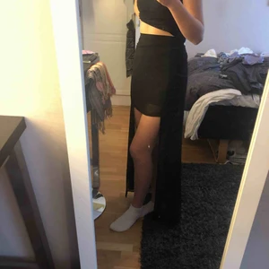  - Svart kjol som är längre bakom med transparent tyg  Oanvänd då den inte passar mig<\\3