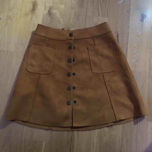  - Oanvänd ”mocka”kjol 