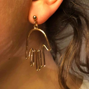  - Guldiga örhängen formade som händer. 45kr eller denna & den förra för 80kr!