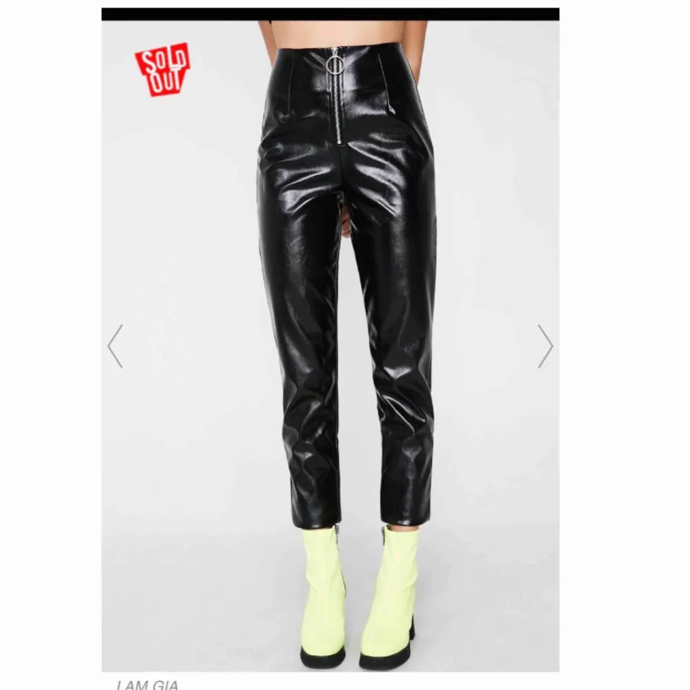 I.AM.GIA Winona pants, faux läder/vinyl högmidjade byxor. Köpta på Dollskill för ca 800kr (+frakt/tull). Helt slutsålda nu. Helt oanvända, endast testade.  Storlek: S. Jeans & Byxor.
