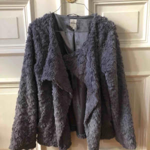 - Supermysig grå fuskpälsjacka från monki. Fattas knappar men snygg utan! Frakt tillkommer✨