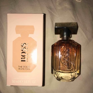  - Hugo Boss The Scent for her, Private Accord. 50ml.   Nypris: 795kr (Kicks) Mitt pris: 600kr  Endast öppnad o testad. Inte min typ av parfym därför säljer jag den vidare. Kan tänka mig få ner i pris vid snabb affär. 