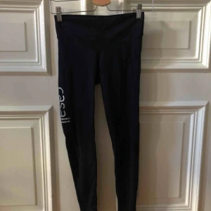  - Tights från cascall. Står att det är stl 36 men sitter med som 34.  Kan mötas upp i Gbg annars tillkommer frakt ✨