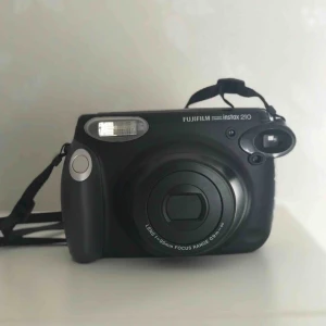  - Polaroidkamera från fujifilm i nyskick, använd ett fåtal gånger. Film och batterier ingår ej. Köparen står för ev frakt