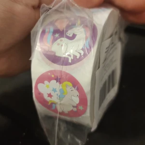 Ny rulle med 1000 enhörningsstickers 🦄😍😱 - En hel rulle med 1000 stycken enhörningar! Varje sticker är ca 4cm i diameter. Jag tror det är 8 olika motiv. Mysiga att sätta på brev/paket eller ha i skolbok/bullet journal/bara sätta upp enhörningar i hela stan 😍🦄 skickas i Postnords lilla blå påse 😋