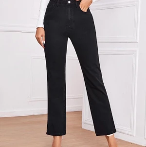 Jeans med slit  - Helt nya jeans. Fortfarande i förpackning. Storlek xs. Kan mötas någonstans mellan flemingsberg och stockhom city. Kan även posta men då tillkommer fraktkostnad. 