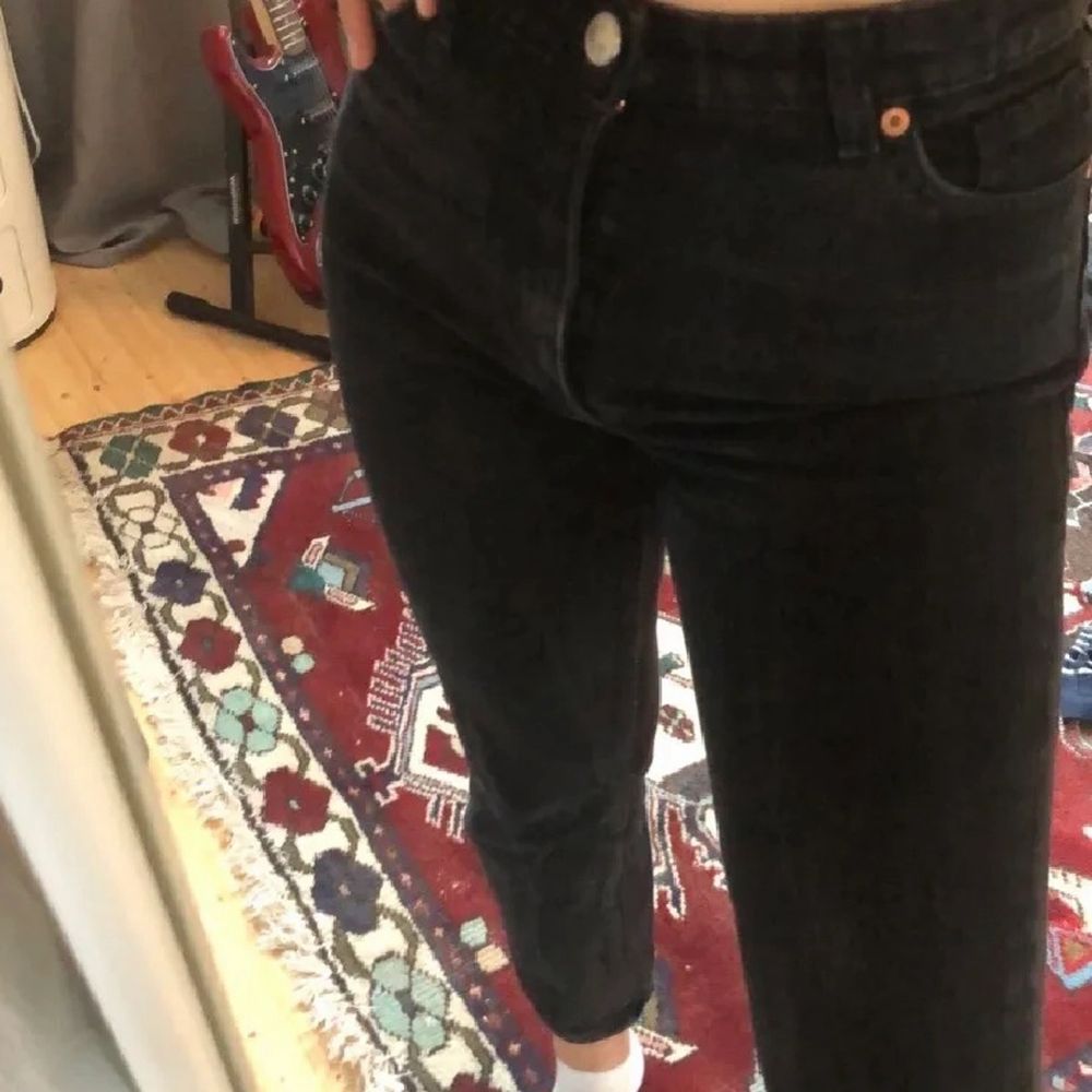 Ett par assnygga jeans som sitter lite kortare på mig som är 162. Skitsnyggt till höga converse eller dr.martens 😝 De är från monki, men det står inte vilken modell. Skulle dock gissa på typ taiki eller moluna :) . Jeans & Byxor.