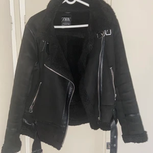 Zara jacka - Svart jacka från zara, typ mocka material med päls. Varm. Passar storlek S bra, kanske M. Beror på hur man vill att den ska sitta